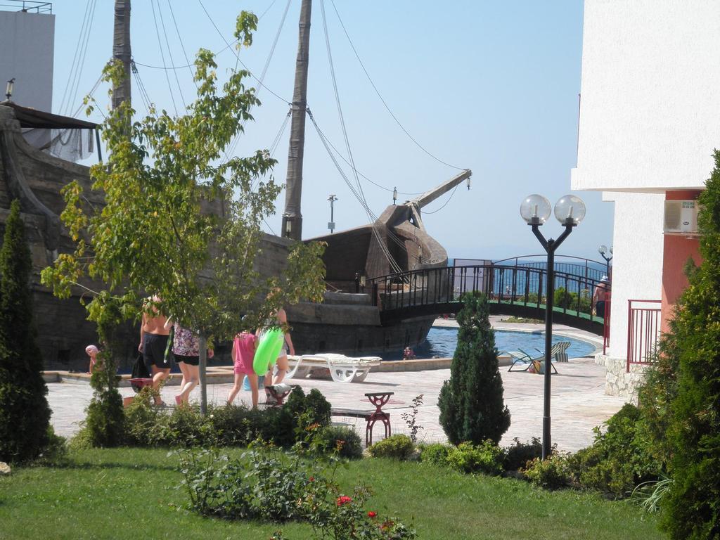 Private Apartments In Privilige Fort Beach Elenite Bagian luar foto