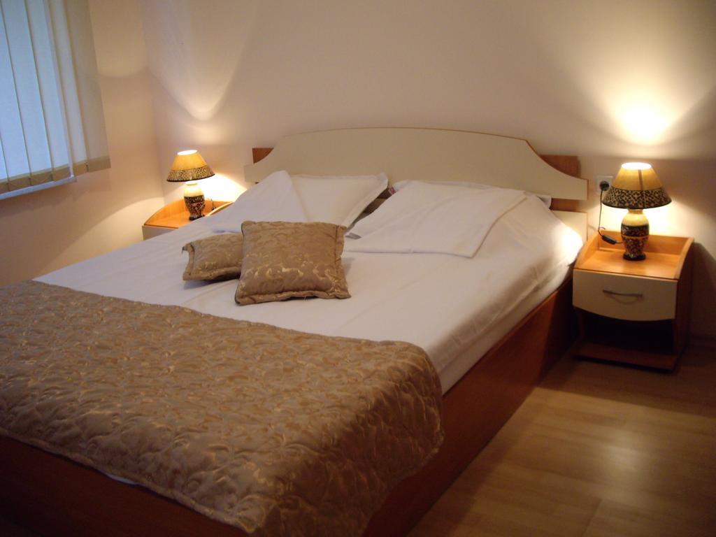Private Apartments In Privilige Fort Beach Elenite Bagian luar foto