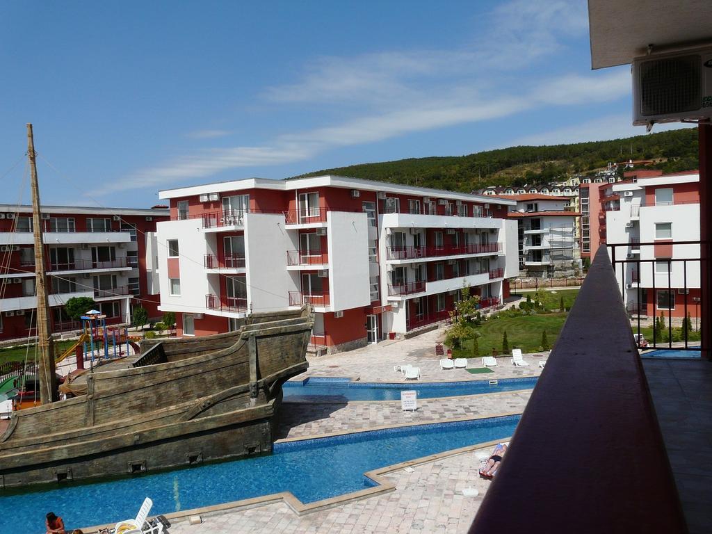 Private Apartments In Privilige Fort Beach Elenite Bagian luar foto
