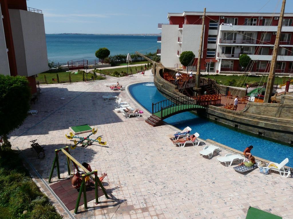 Private Apartments In Privilige Fort Beach Elenite Bagian luar foto